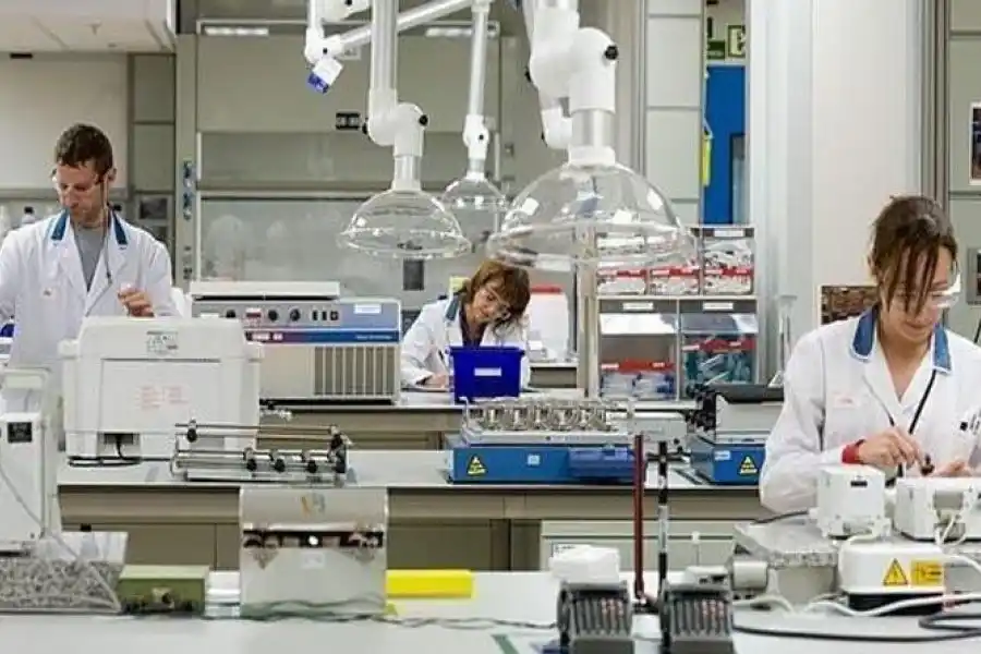 Rechazo a la derogación de la Ley de laboratorios públicos de medicamentos