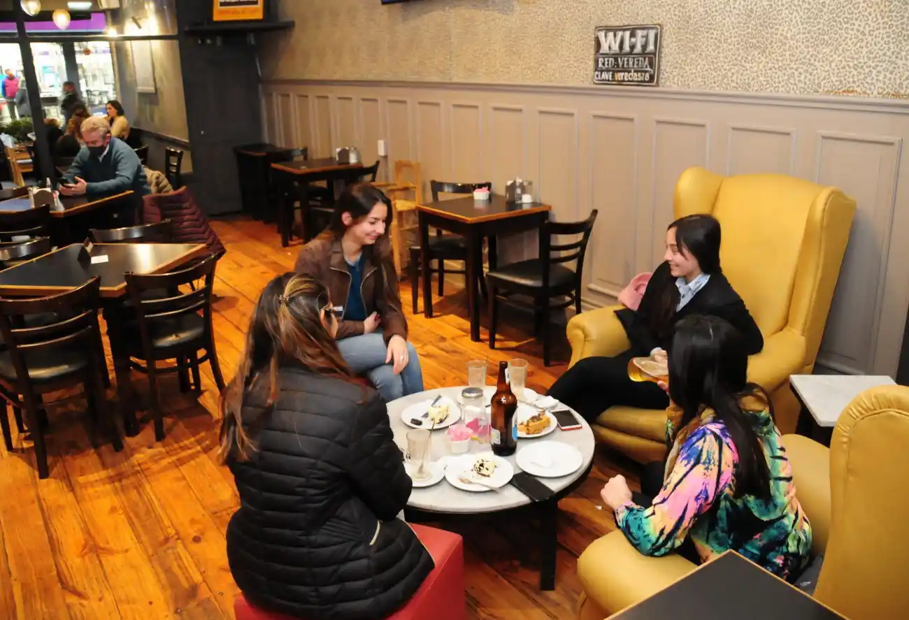 Se ratificaron las restricciones de Fase 2 pero los gastronómicos continúan con aforo 