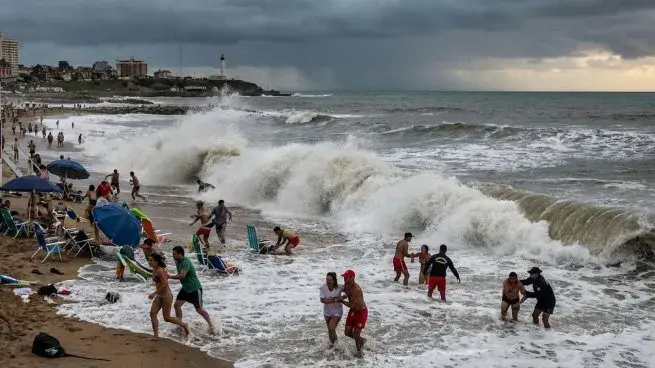 OLA GIGANTE EN LA COSTA ATLANTICA