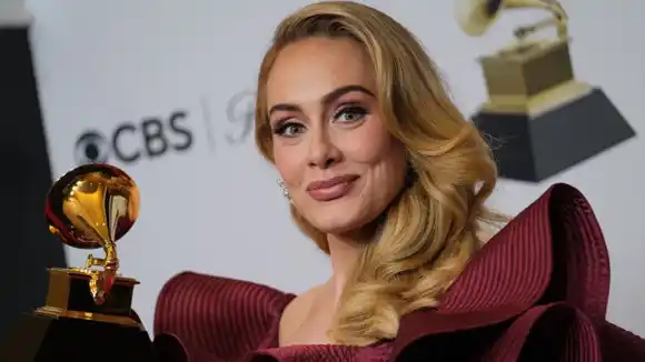 Adele confiesa que dejó el alcohol pero lo extraña