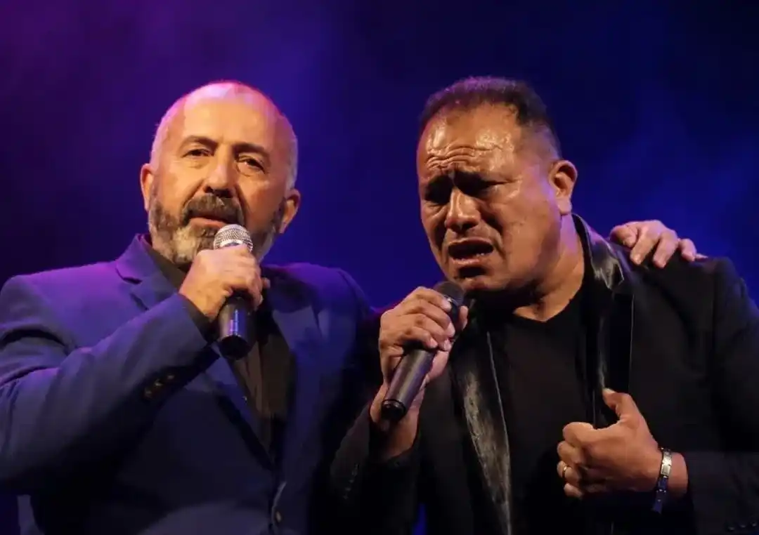 Beto Mena y Ariel Juárez protagonizan el espectáculo de música y humor.