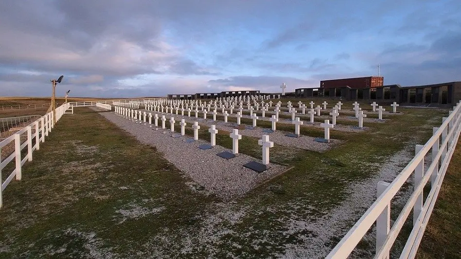 Firman instrumentos para buscar e identificar tumbas de guerra en las Malvinas