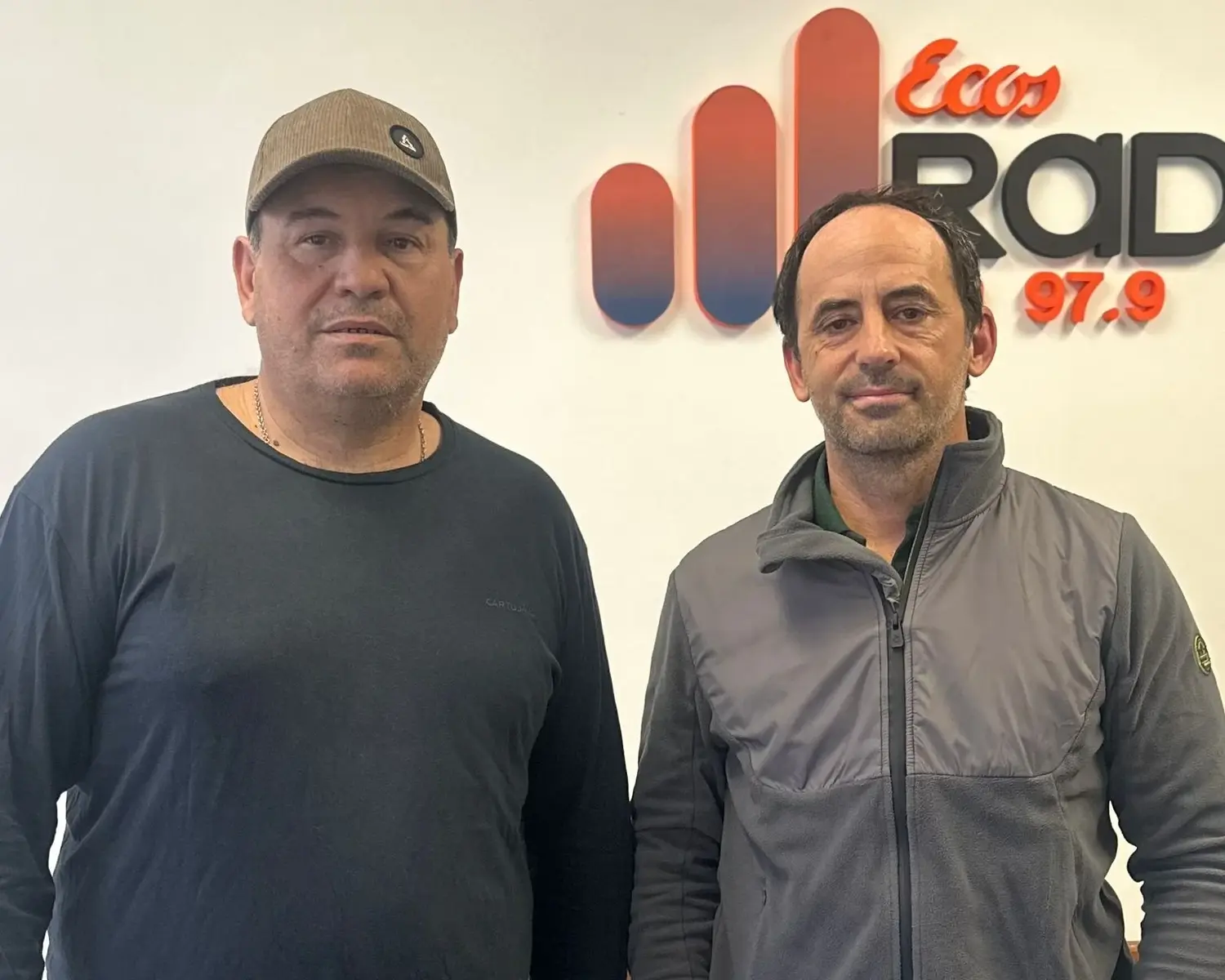 Carlos Iarza y Gastón Steffen, integrantes de Nueva Tierra, explicaron la importancia del muestreo de suelo y el monitoreo agrícola para la toma de decisiones en el campo.