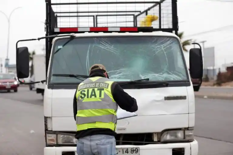 ¡ESPERABA A UN COMPAÑERO DE TRABAJO!  Camión fuera de control acaba con la vida de un venezolano en Chile