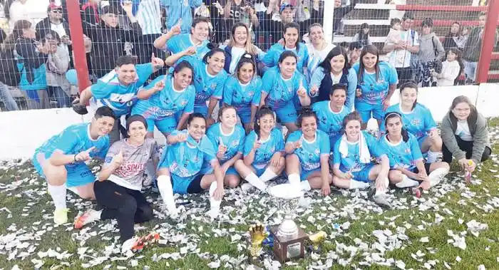 Defensores de Constitución se consagró en el fútbol Femenino