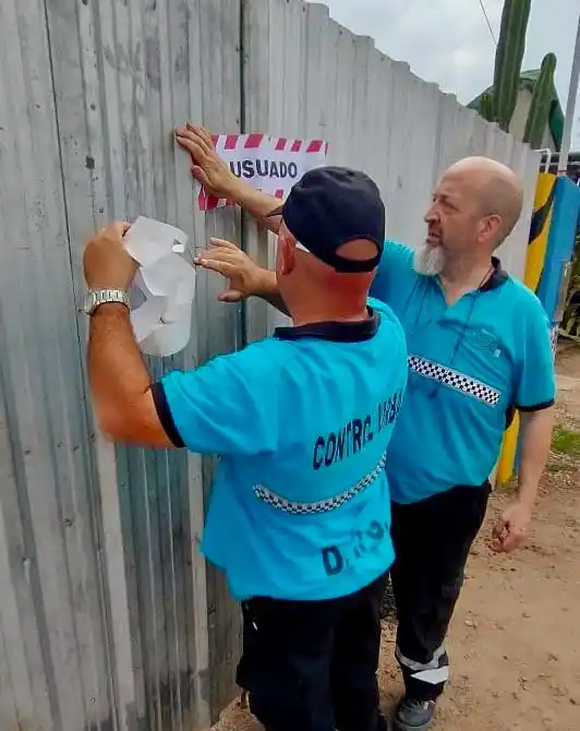 Los inspectores municipales procedieron a fijar la faja de clausura.
