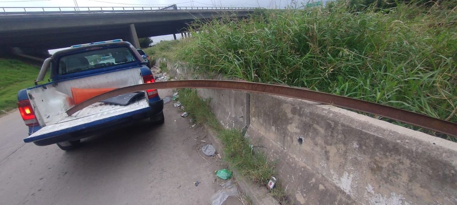 Detuvieron a dos hombres que trataron de robarse un riel de ferrocarril en zona sudoeste