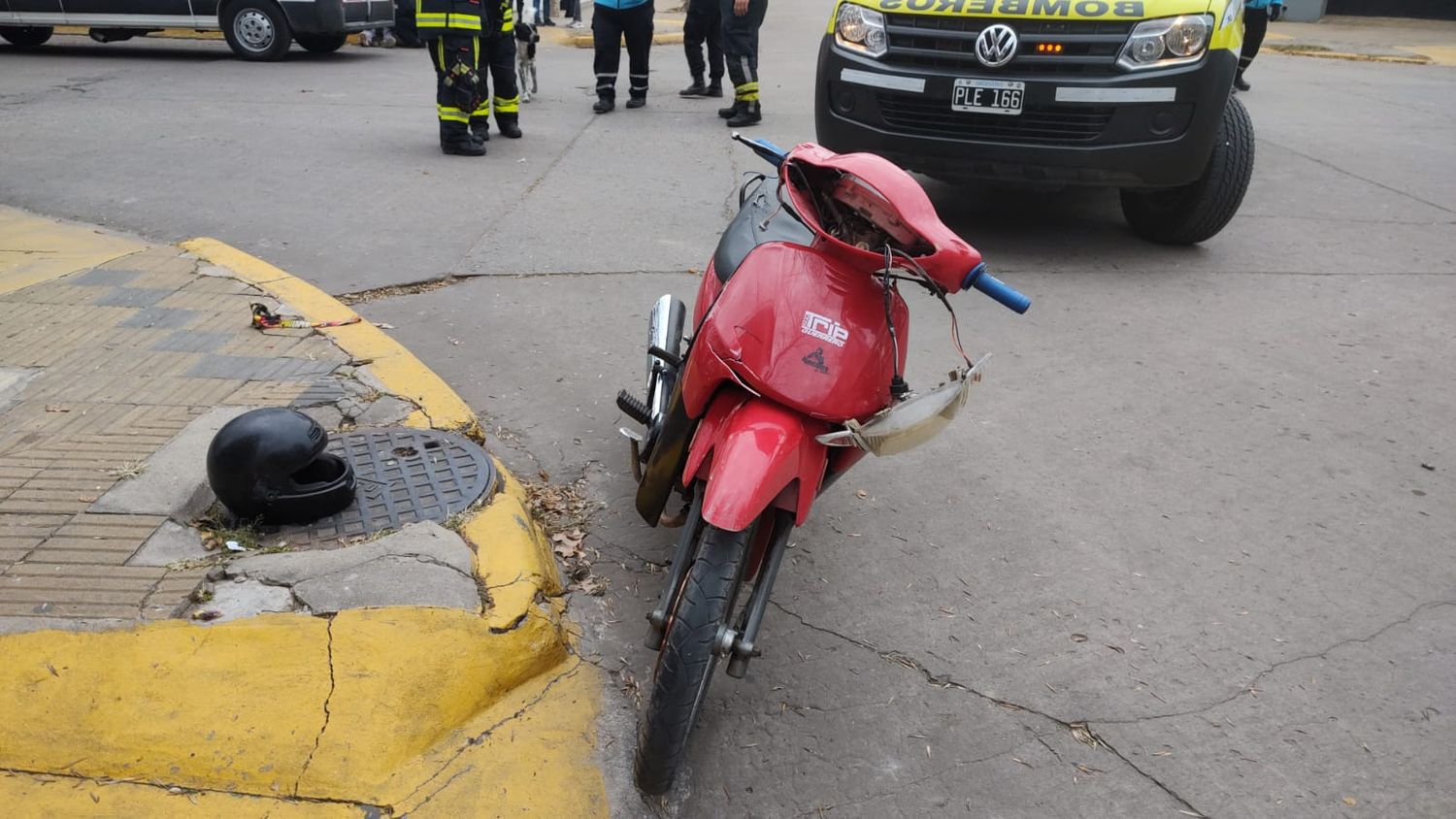 Una de las motos, muy dañada por el golpe.