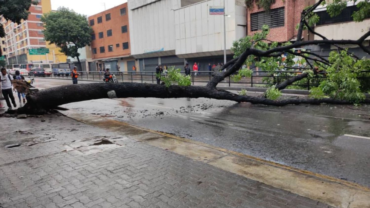 NO HAN TERMINADO DE LLEGAR LAS LLUVIAS y ya comenzaron a sentirse los efectos en varias zonas del país   