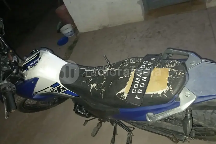 Quisieron meterse a una casa, los vio un vecino y salieron corriendo: en la huida, dejaron la moto