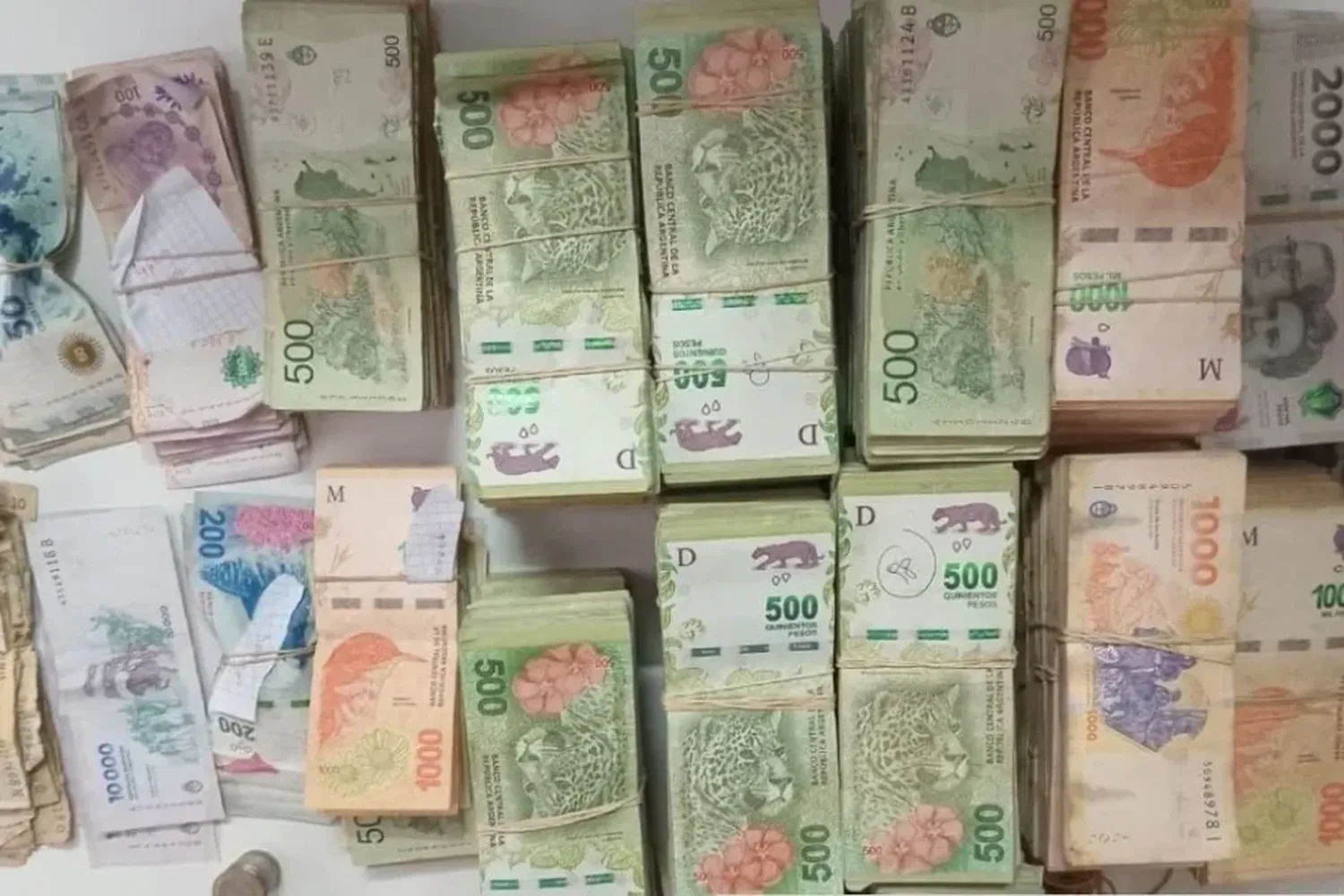 Andaba tranquilo con 100 millones de pesos y no supo decir de donde procedian 