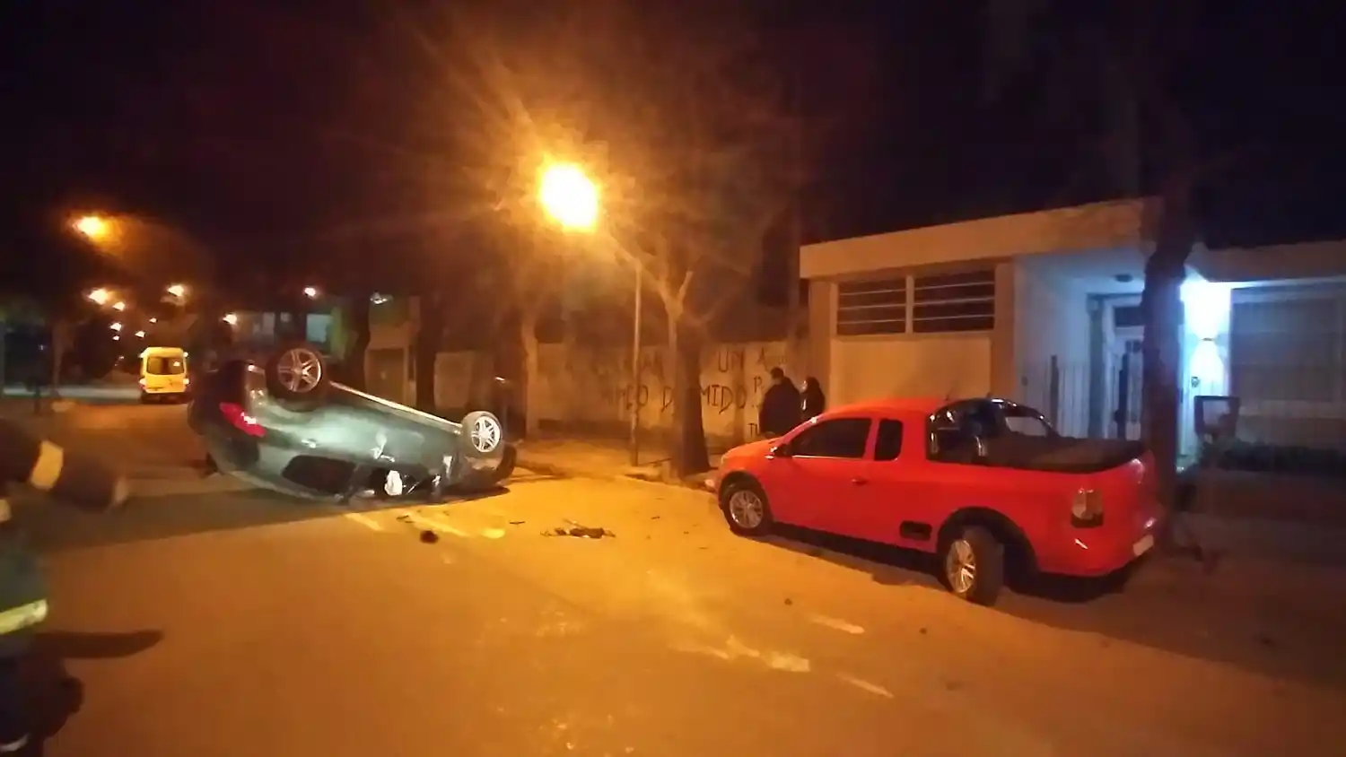 El vehículo terminó con los cuatro neumáticos hacia arriba.