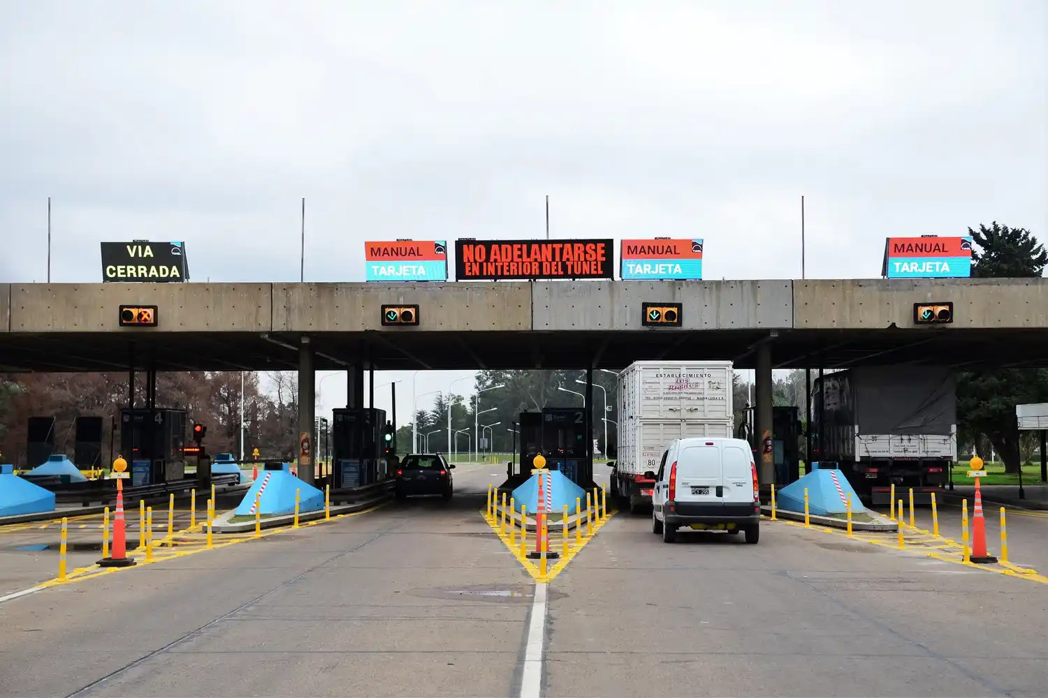 El peaje del Túnel Subfluvial "Raúl Uranga-Carlos Sylvestre Begnis".