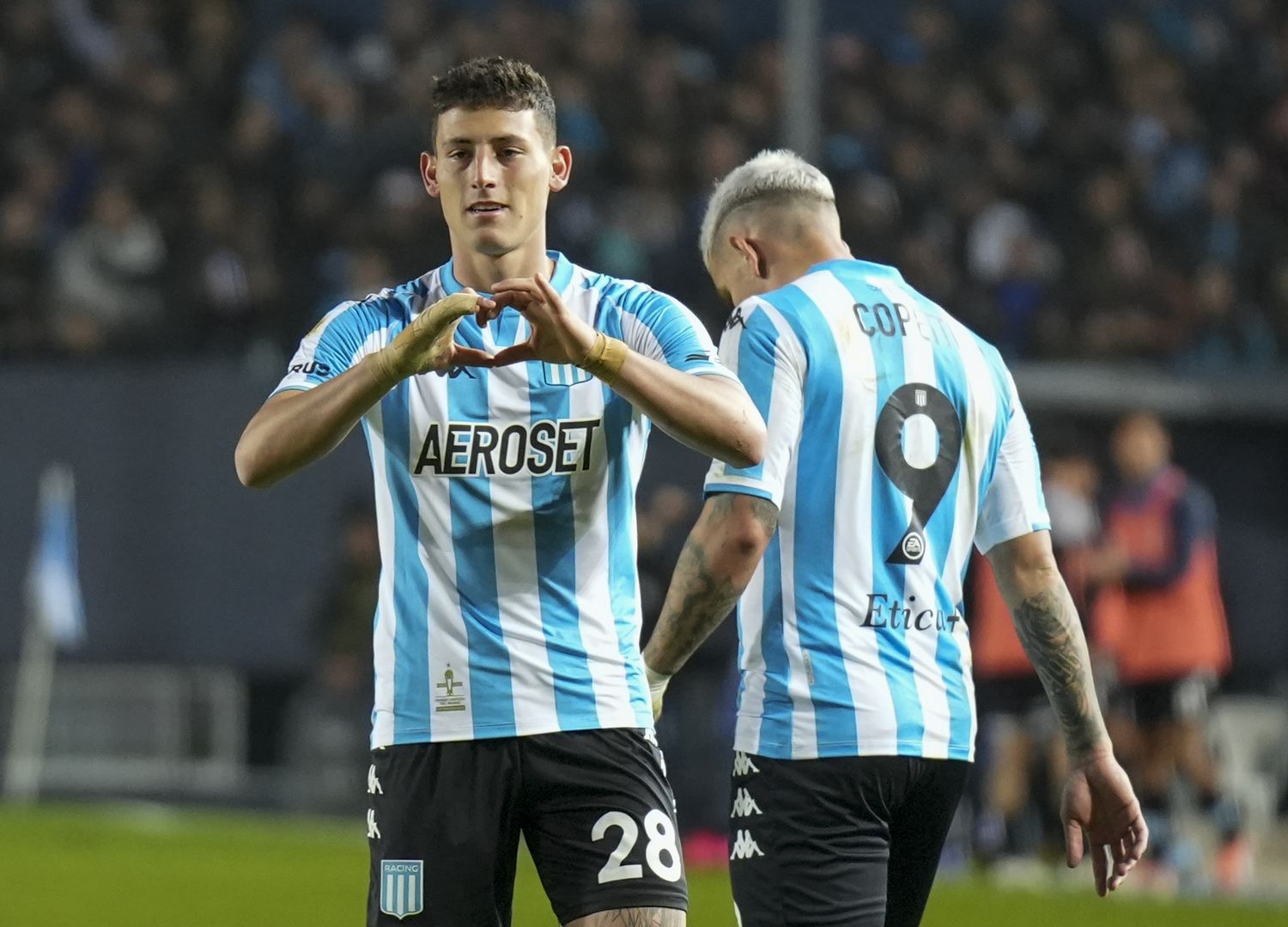 Racing no brilló, pero arrancó con una victoria