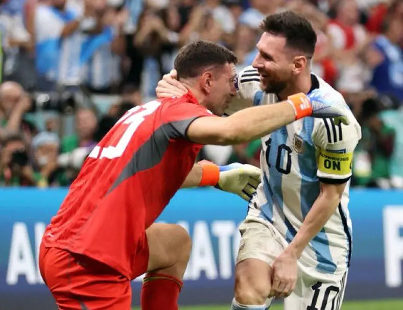 “Semifinalistas”. Con “Dibu” como héroe