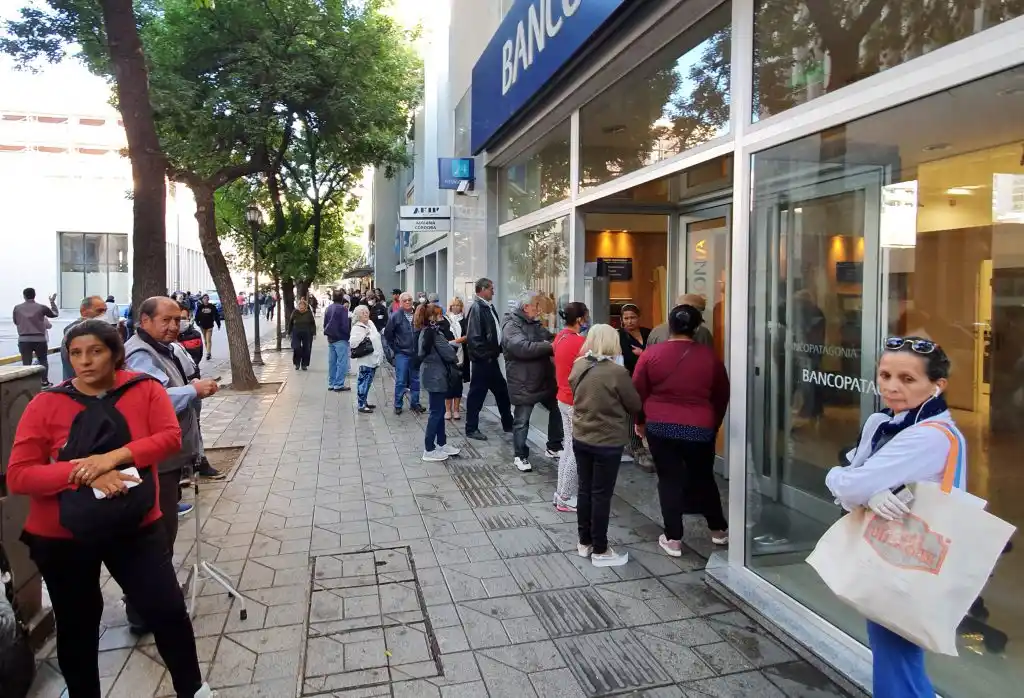 Tras una jornada caótica en medio de la pandemia, los bancos abrirán hoy y mañana