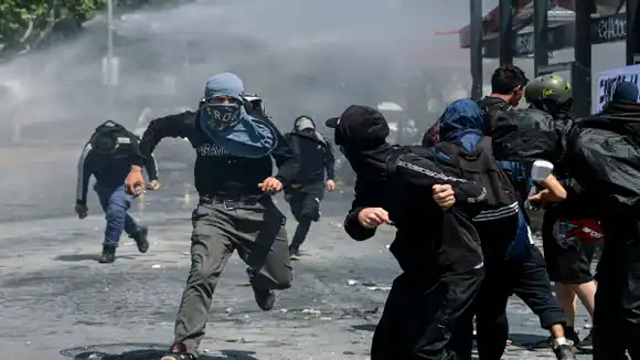 CHILE ARDE DE NUEVO:  protestas dejan 42 heridos, 195 detenidos y 15 comercios destruidos en Santiago  