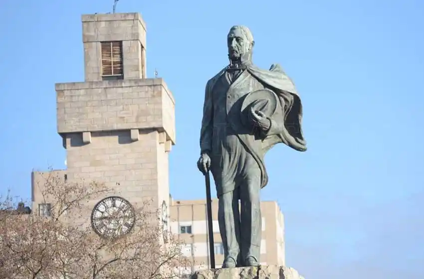 Mar del Plata: Otra vez se cayó un hincha de un monumento durante los festejos por el pase de Argentina a cuartos