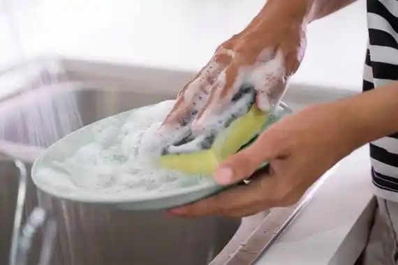 Prohíben un detergente tras denuncias de quemaduras en manos