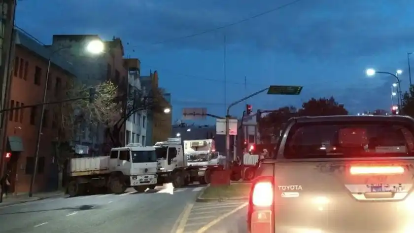Camioneros cortan accesos a la Ciudad en reclamo por subas del gasoil y peajes
