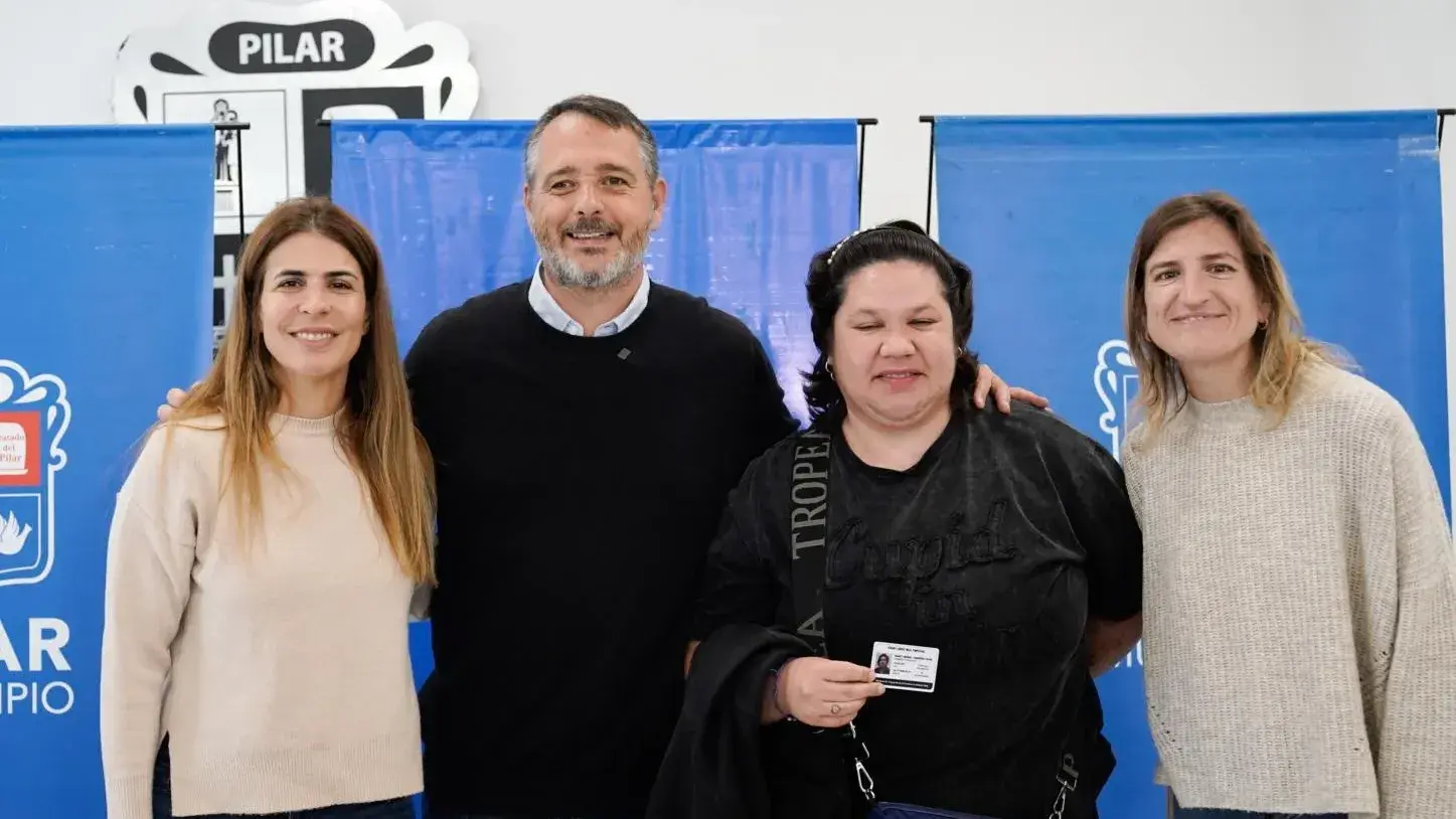 Peralta, Laurent y González junto a vecina de Pilar.