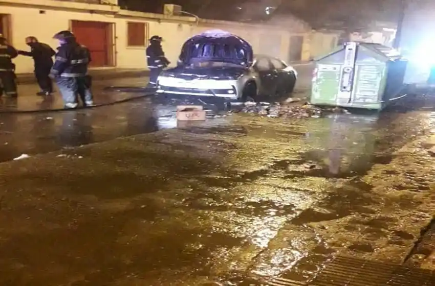 Fase 1 violenta: dispararon 35 tiros que impactaron contra varias casas e incendiaron un auto