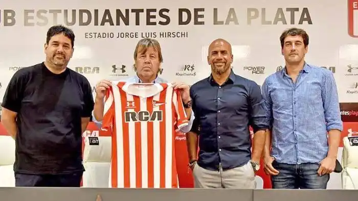 Estudiantes presentó a Ricardo Zielinski con un divertido anuncio en ruso