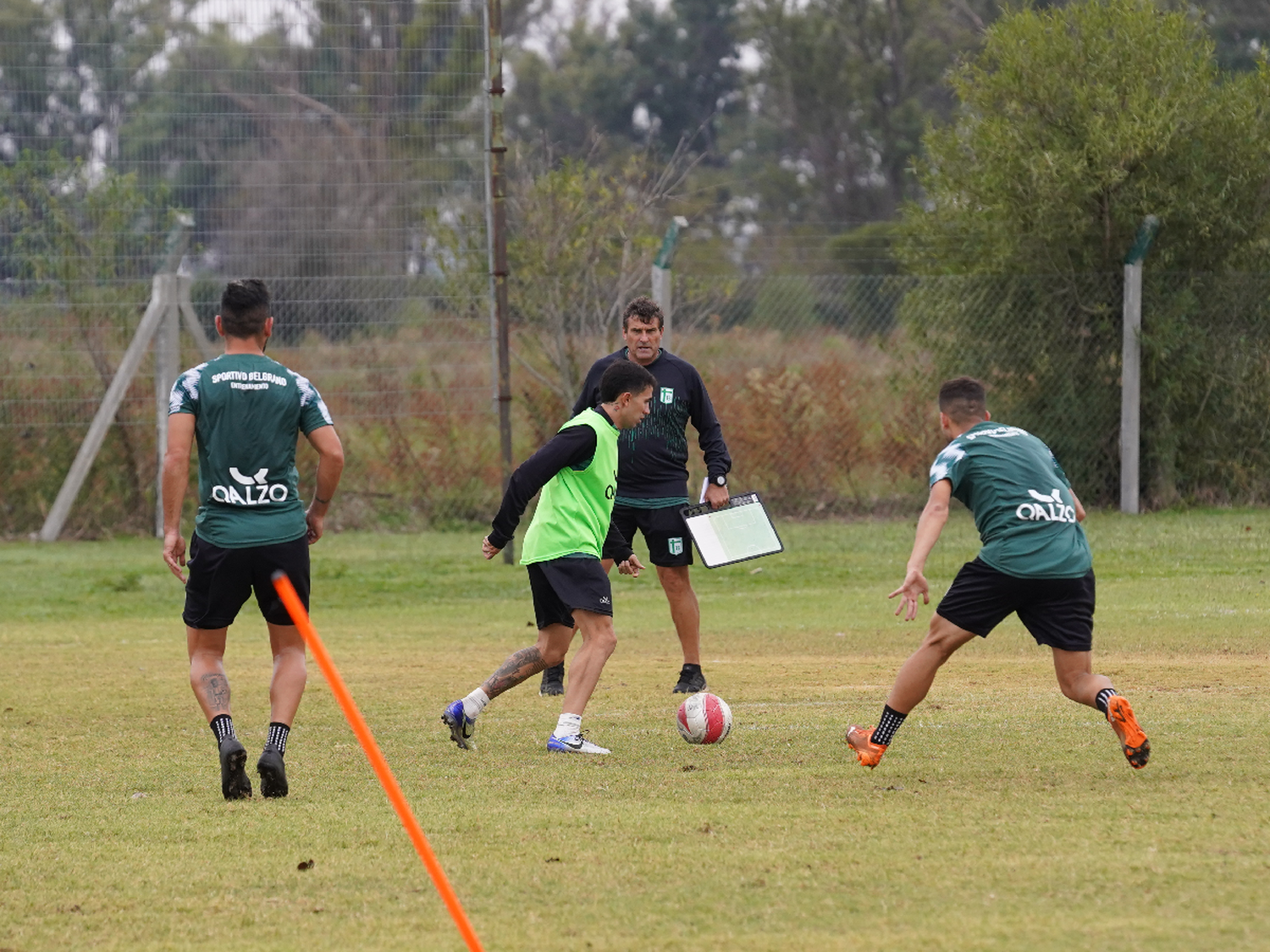 Sportivo entrena y Armando prueba