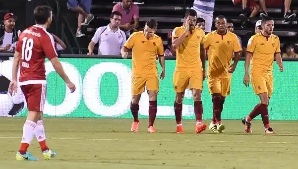 No pasó el temporal: Sevilla le ganó a River por 3 a 1