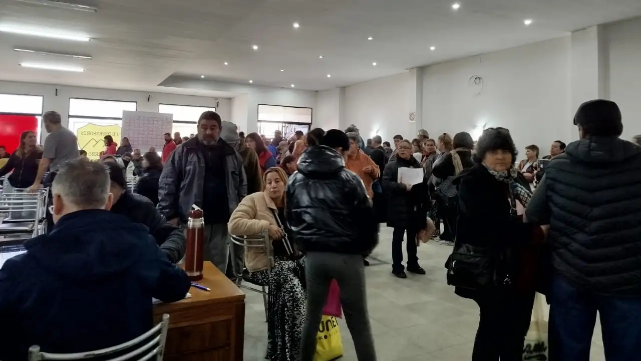 Centenares de vecinos y sus acompañantes esperaron un promedio de dos horas para realizar el trámite obligatorio.