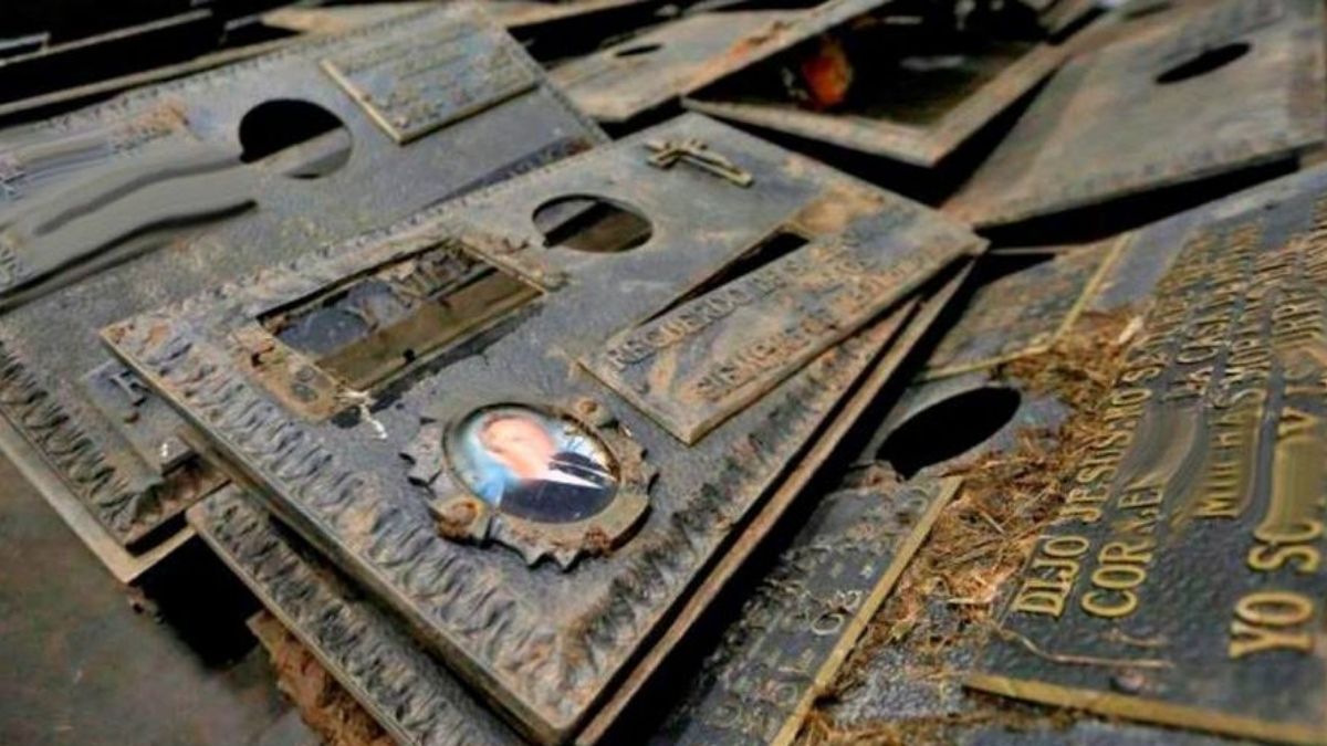Detienen al papá con su hijo mientras robaban placas en el cementerio