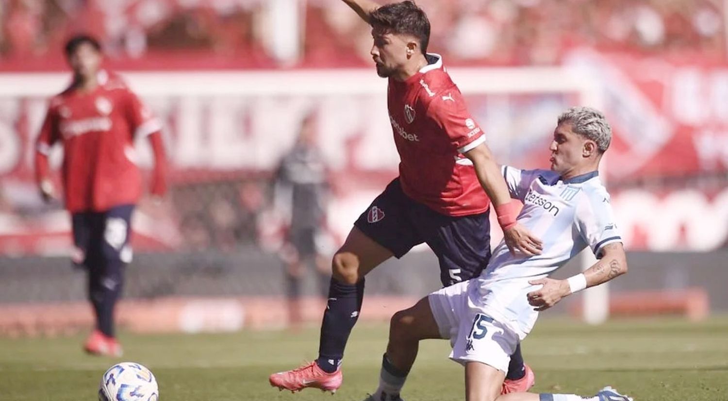 Independiente y Racing igualaron en el clásico de Avellaneda en un partido caliente