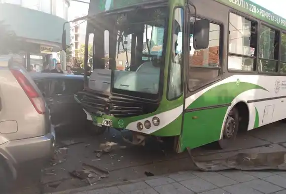 Choque entre un colectivo y un auto: uno de los conductores dio alcoholemia positiva