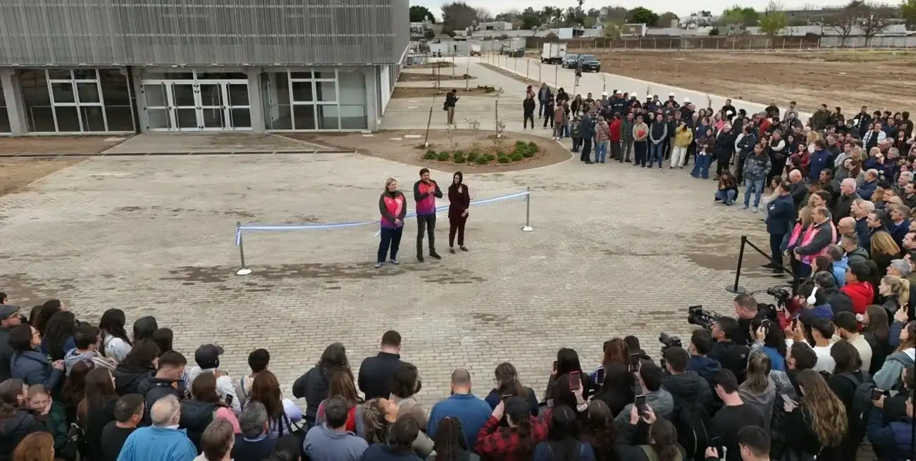 El gobernador resaltó el impacto del deporte en las nuevas generaciones. Crédito: Fernando Nicola.