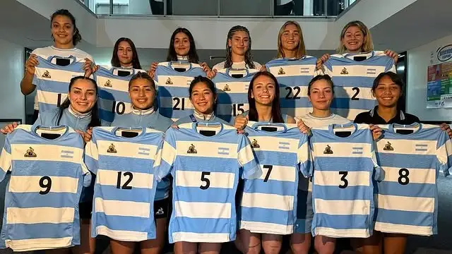 Posa con la camiseta 1. La jugadora local, Milagros Echaves