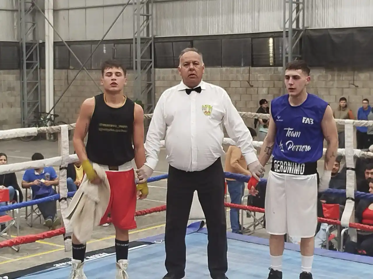 Araujo, short rojo, ganó en fallo de los jueces.