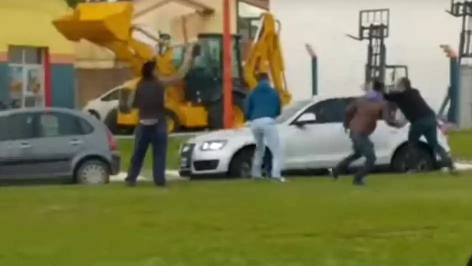 Detienen a una de las personas que arrojó huevos al auto de Macri en La Pampa