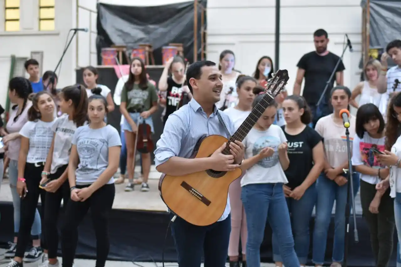 La "orquesta desde el disfrute", el sueño de un profesor de música que de a poco empieza a convertirse en una realidad