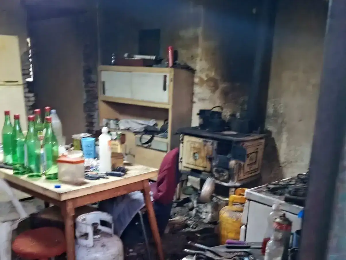 Según trascendió, el hombre vivía solo y utilizaba distintos sistemas de calefacción para afrontar las bajas temperaturas, entre ellos una salamandra y una estufa a gas de construcción precaria instalada en el interior de la vivienda.