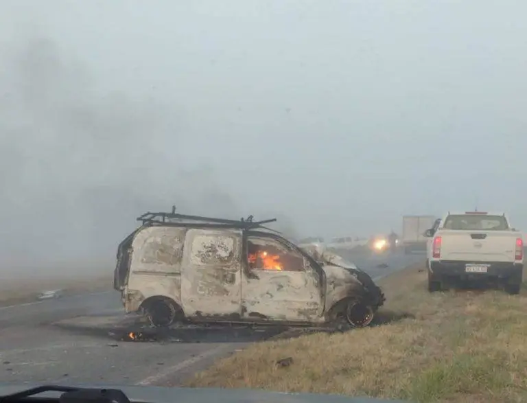 Incendiado quedó el utilitario