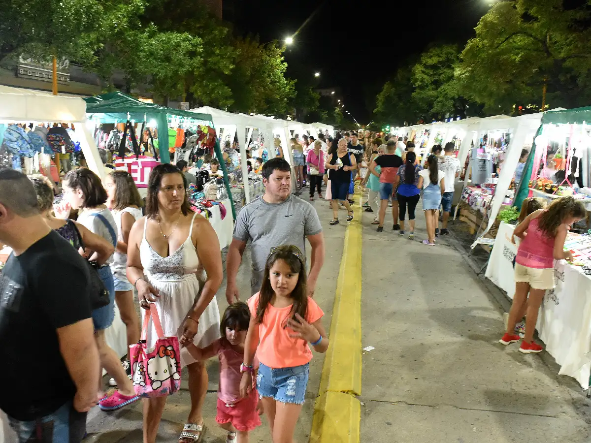 Con una variada grilla de artistas, la peatonal vuelve a convocar este domingo 
