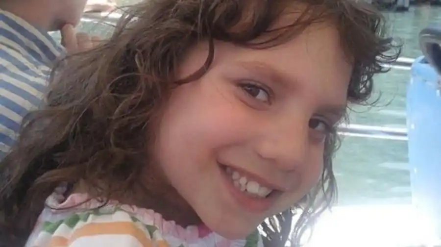 Adoptaron a una nena de 6 años, pero la abandonaron porque era una enana psicópata de 22