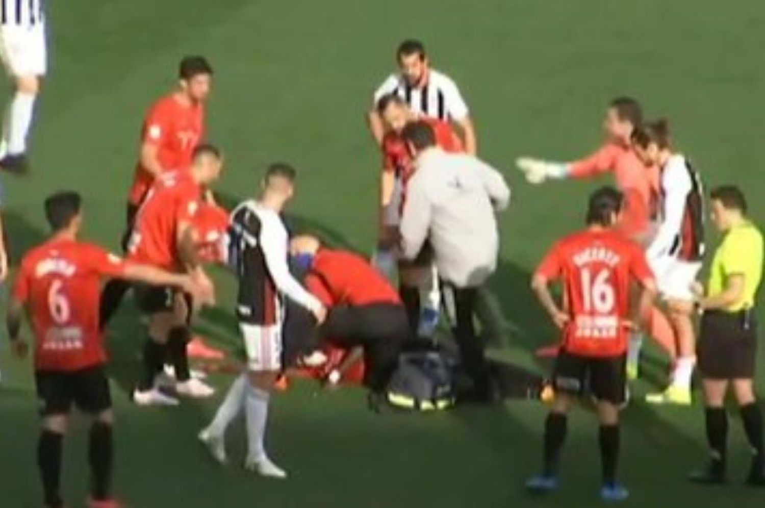 Un DT le salvó la vida a un futbolista que quedó inconsciente tras recibir un golpe