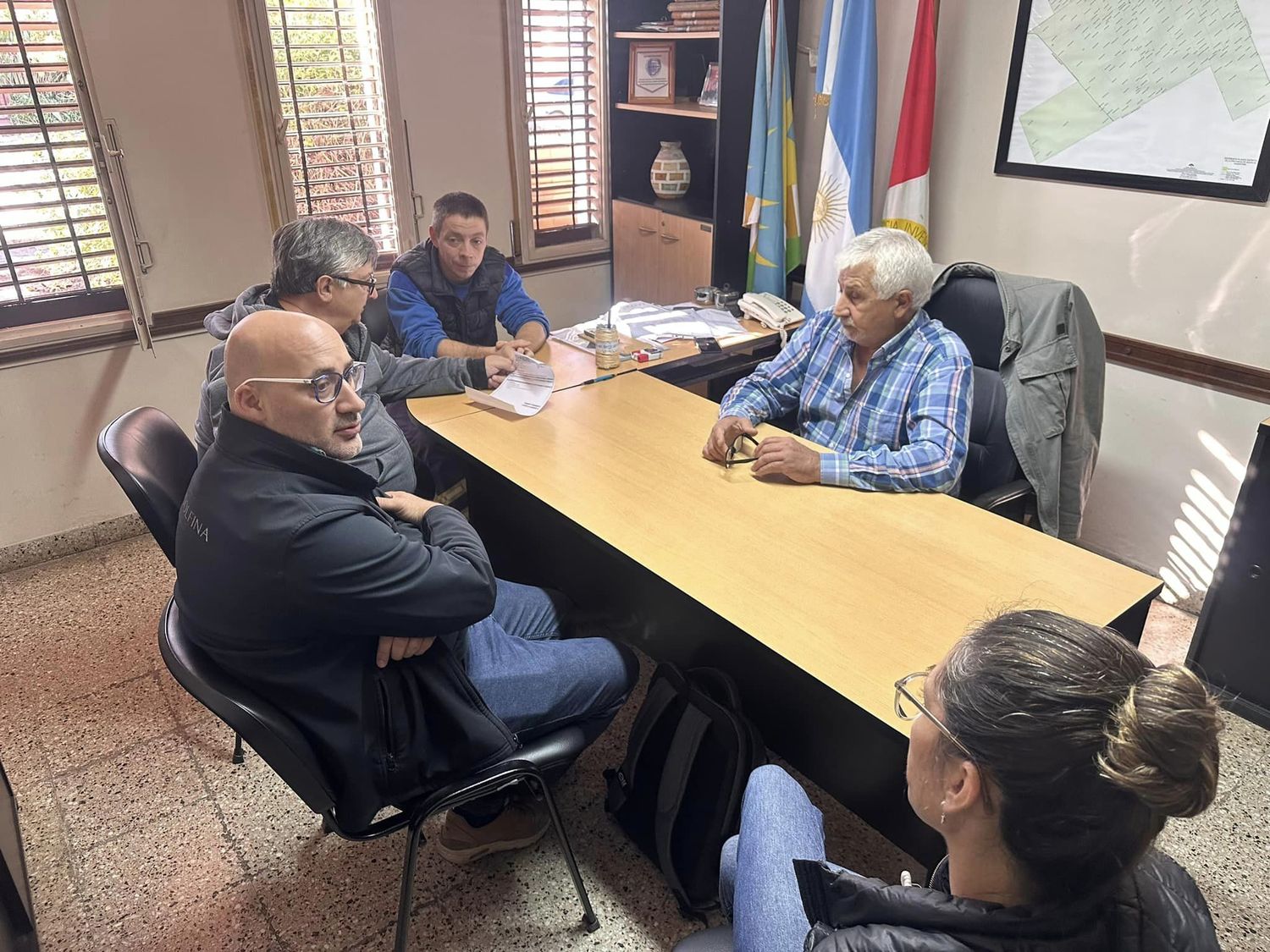 Autoridades comunales, provinciales y de la cooperativa local durante el encuentro