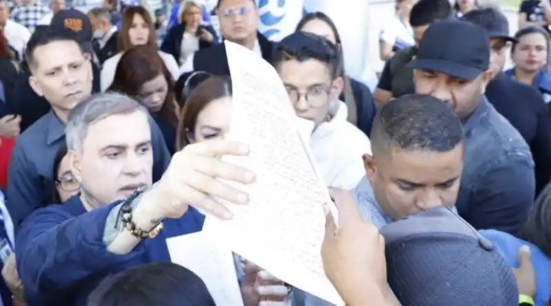 Familias de deportados a El Salvador pueden denunciar ante el MP: «Ley de enemigos no tiene pies ni cabeza», dice el fiscal Saab