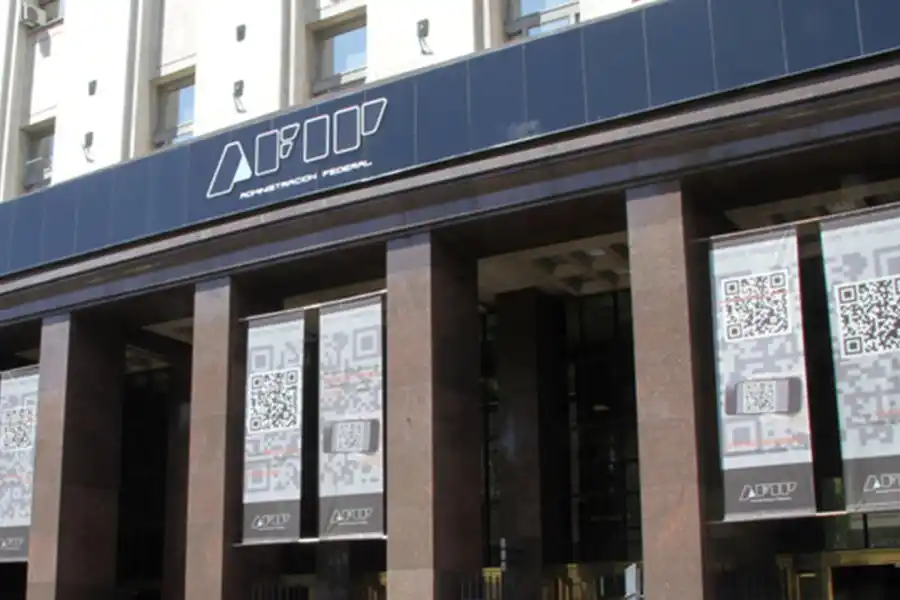 Lo controlará Caputo: el gobierno nacional anunció la disolución de la AFIP y un recorte de personal