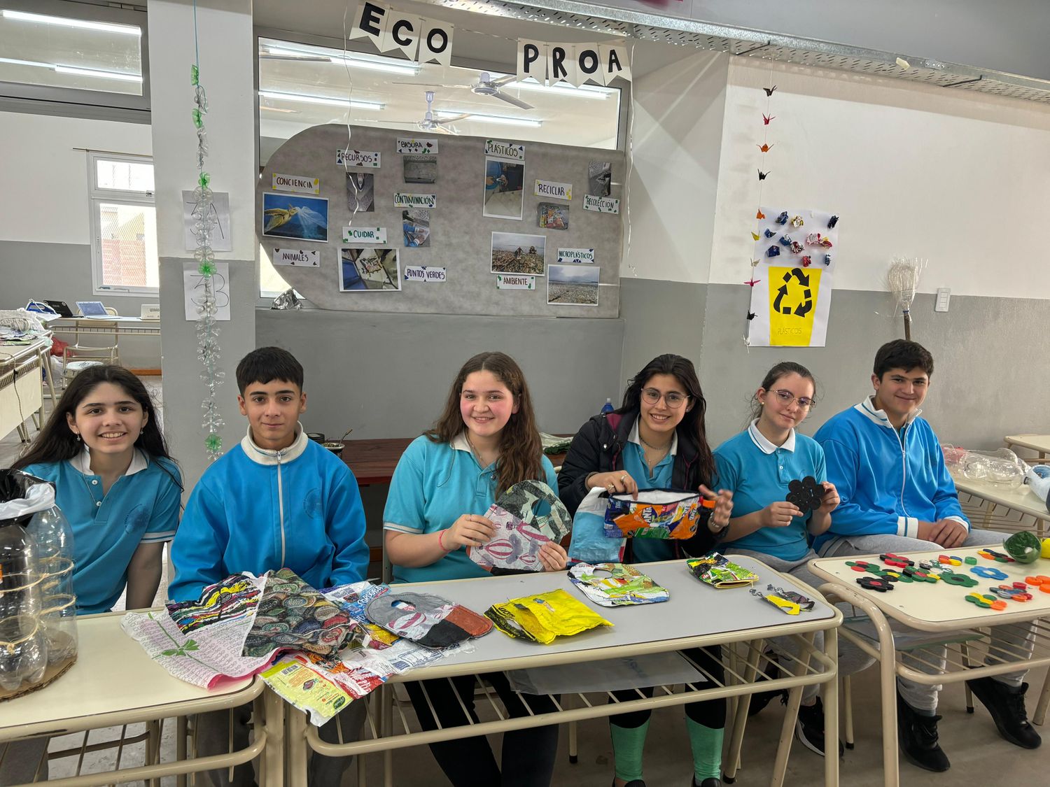 Los alumnos de tercer año de la Escuela Experimental ProA Técnica San Francisco, junto a productos reciclados.