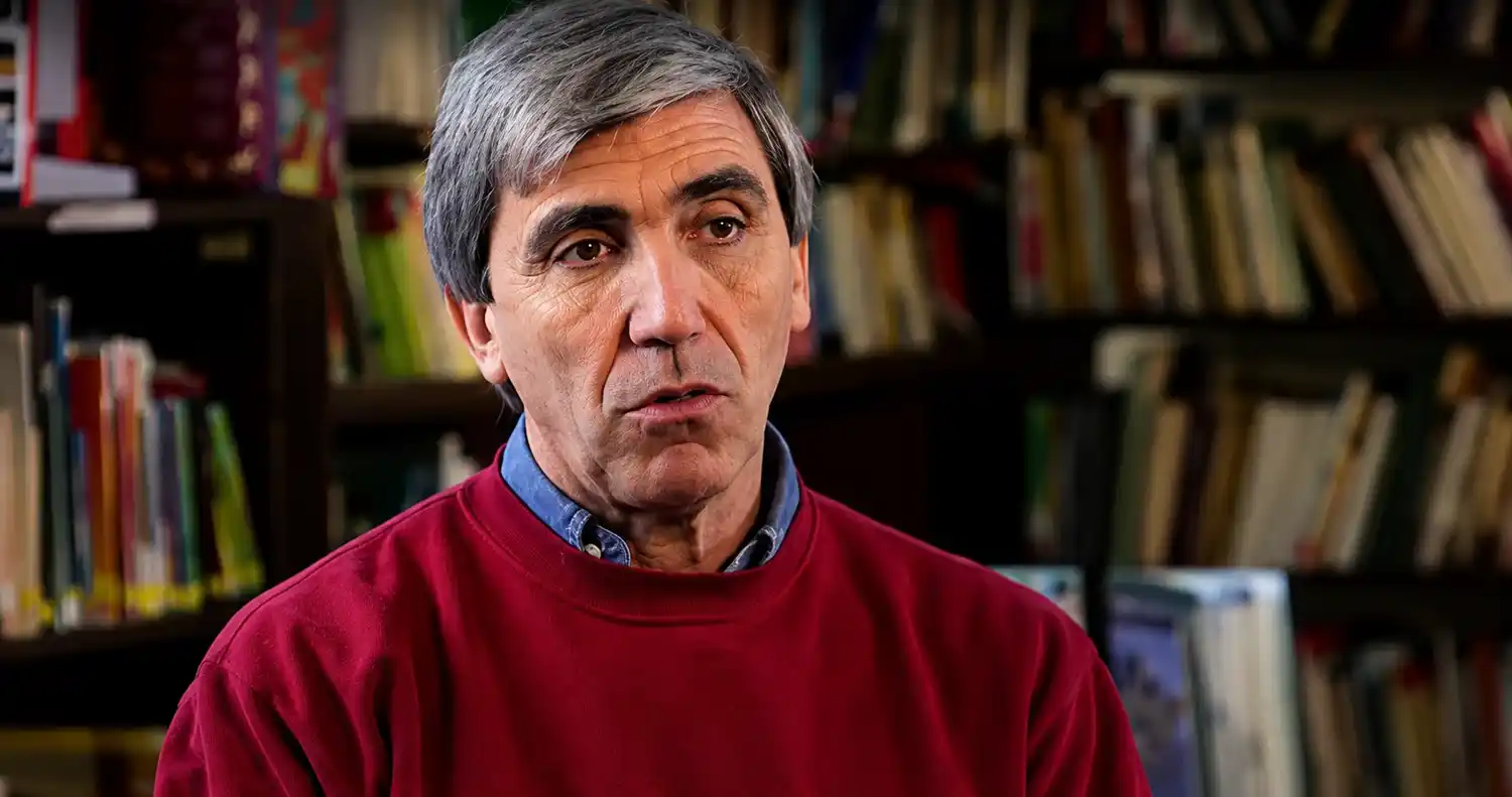 Julio Aro, excombatiente de Malvinas y presidente de la Fundación No Me Olvides, brindó un mensaje de paz antes del partido.