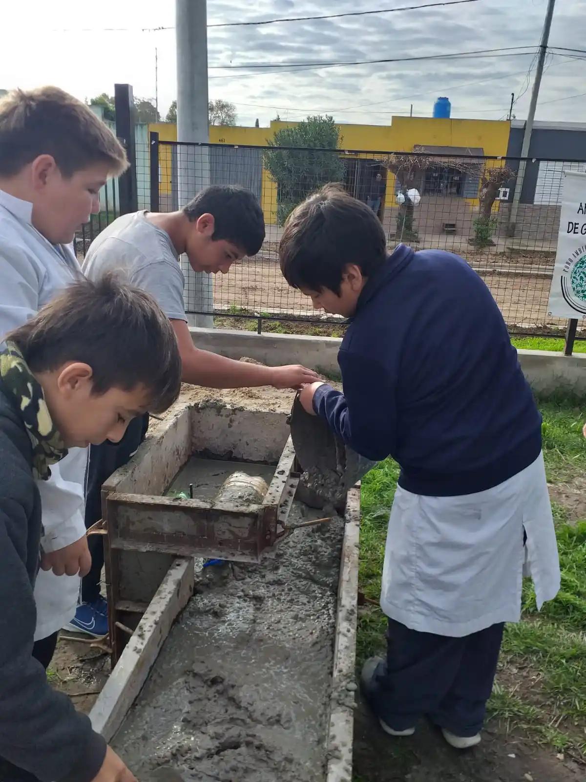 La comunidad educativa participó en la creación del banco de pilas.