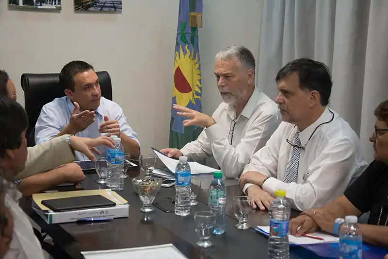 Florencio Varela: Por los continuos cortes, el intendente Watson reunió a Aysa con vecinos afectados